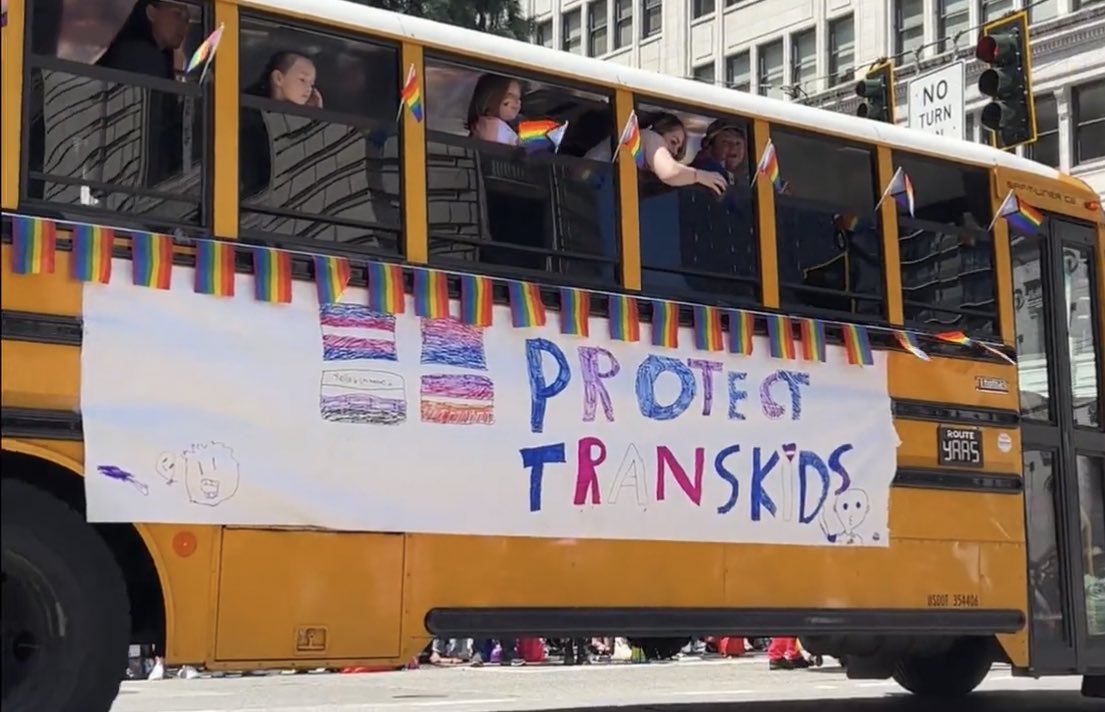 ABD’de infiale sebep olan, milyonlarca kez görüntülenen Seattle LGBTQI+ ‘onur yürüyüşünde’ erkeklerin çıplak şekilde çocukların önünde geçiş yaptığı videoyu paylaşamıyorum

İki kare ile özetlenebilir

Aynı yürüyüşte çocuklar okul servisinde. “Trans çocukları koruyun” yazıyor