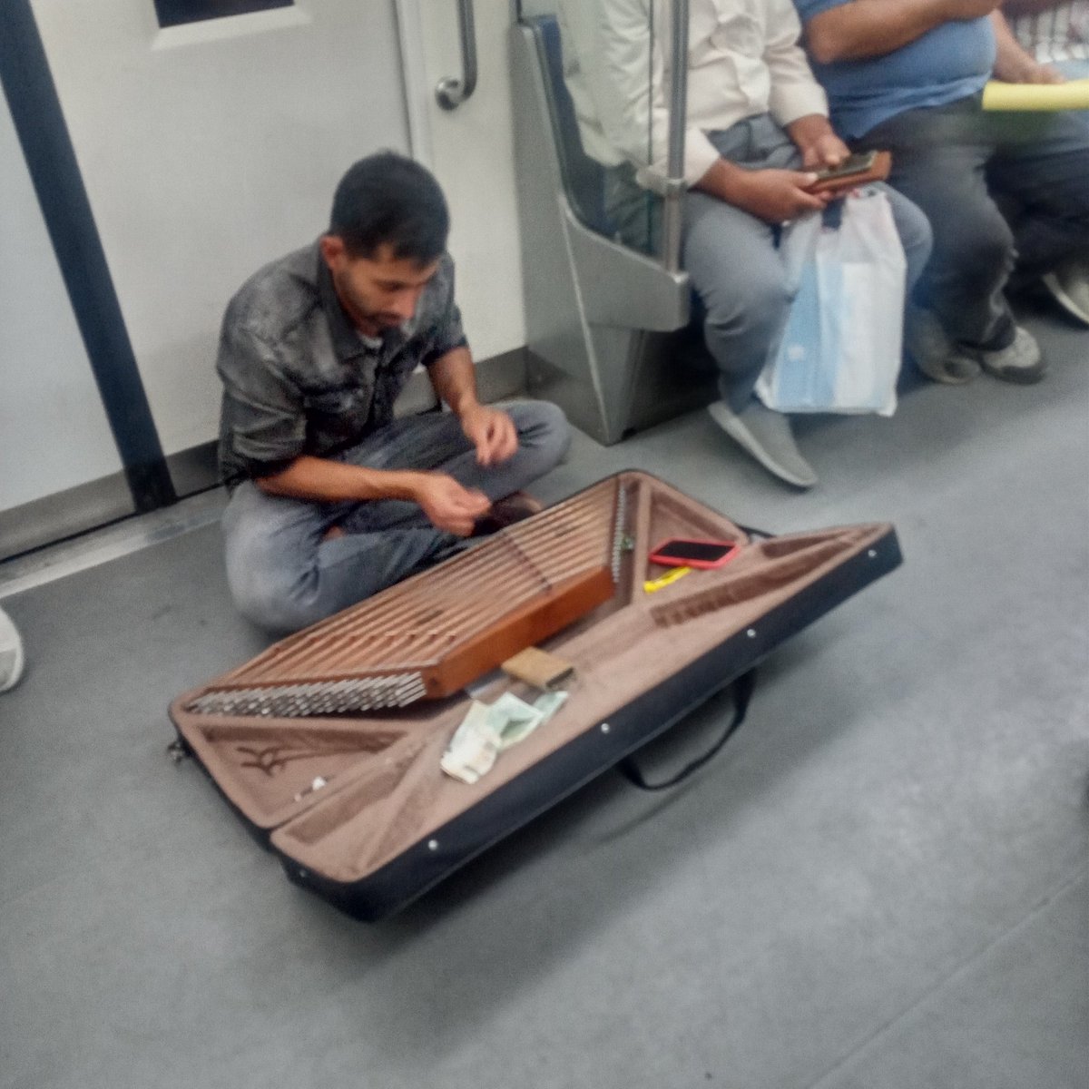 テヘランの地下鉄にはいつも物売りが大勢乗ってきて、様々な商品を展示販売するのですが（買う人もけっこういる）、伝統楽器カーヌーンのコンパクト版のようなものを演奏している人も見かけました。あまりうまくなくて、そばに座っている乗客に指導を受けていました😸