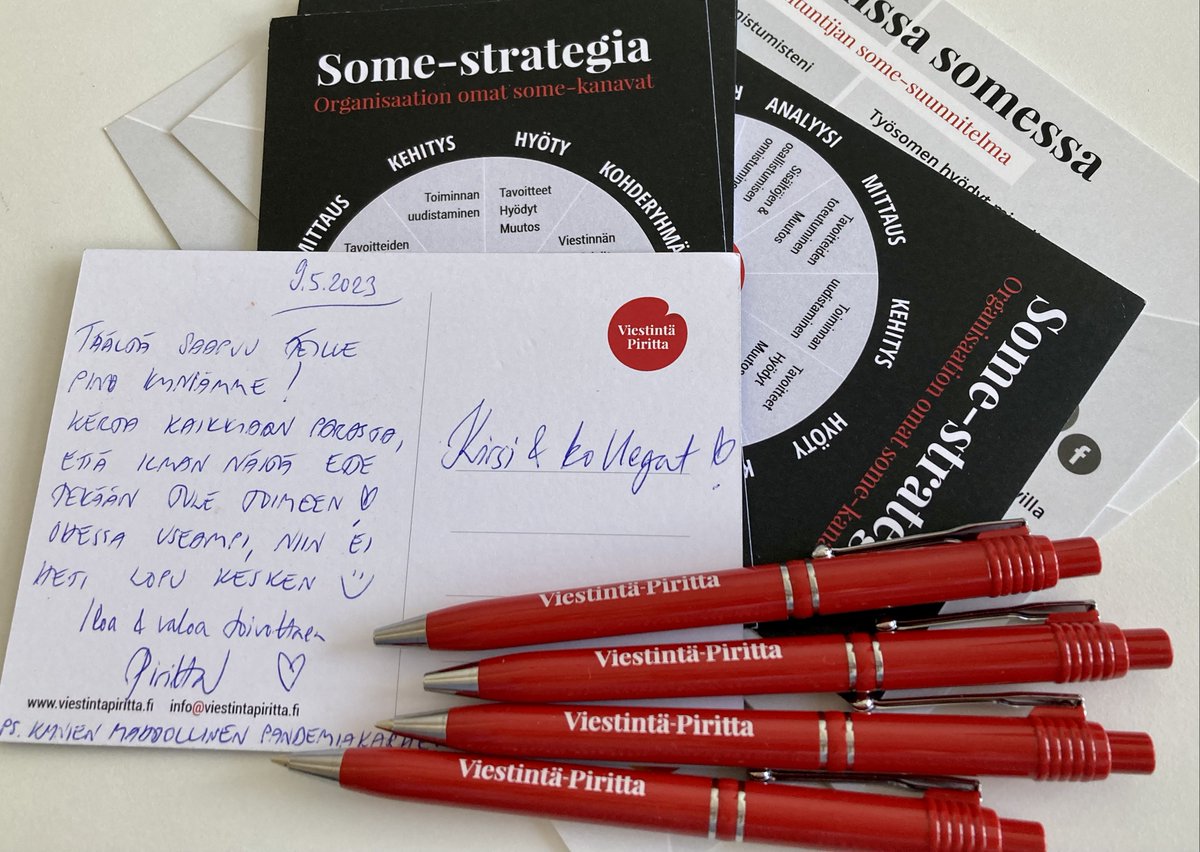 kibrostrom's tweet photo. Olen tehnyt @Piritta'n kanssa yhteistyötä yli 10 vuoden ajan. Parasta on #ViestintäPiritta'n asiantuntijuus, toisena tulevat nämä kynät, jota ilman työt eivät vaan suju😅. Kiitos Piritta täydennyslähetyksestä! #asiakaspalvelu #järjestösome https://t.co/DZT3CD6Ryj