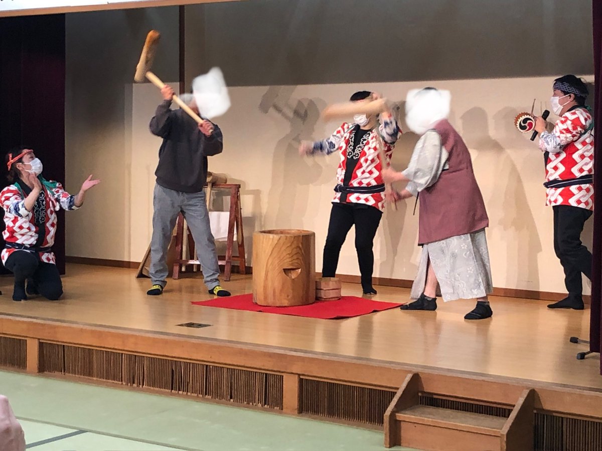 naniwapro's tweet photo. 企業の社員旅行イベントにて祝い餅つきがお世話になりました。
社長様や名物社員の方にもついてもらい盛り上がりました。
社長様から「記念になった、良い思い出作れたよ」とお言葉を頂き感謝申し上げます。
#祝い餅つき https://t.co/Ri1z4pecDT