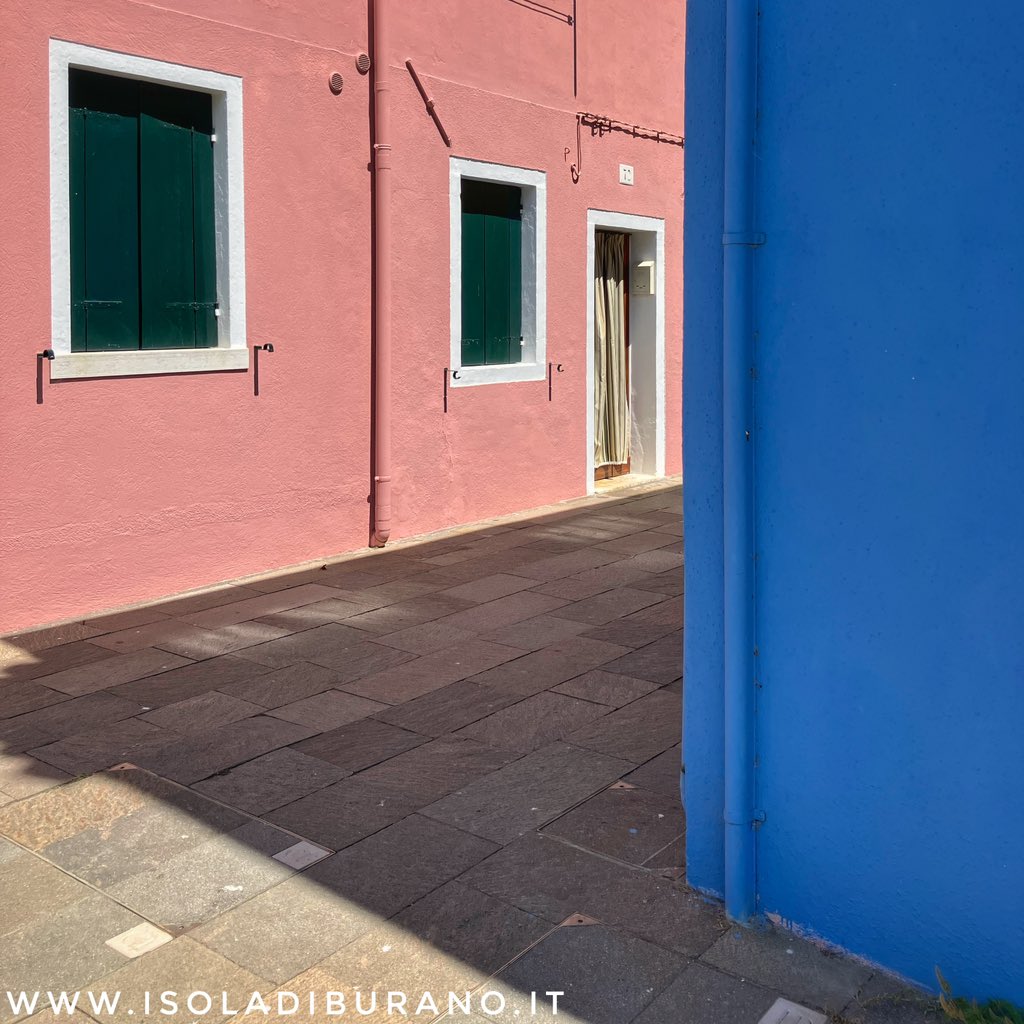 isoladiburano's tweet photo. Cominciamo la settimana con un po’ di contrasto.

👉 https://t.co/FS5QIfGtTN

#contrasto #contrast #burano #isoladiburano #buranoisland #buranoitaly #buranocolors #italia #italy #italie #italien https://t.co/P7KRhPx4aH