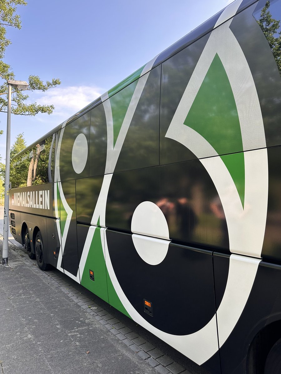 btsvolker's tweet photo. Betriebsausflug und welchen Bus stellt die üstra dem Derbysieger zur Verfügung? Damit dürfte feststehen, wer es heute am Schwersten hat. https://t.co/sQh5r0X9hQ