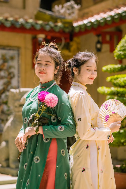 Young women in modern Vietnamese ao dai. These outfits are so comfy, you can use them as daily clothing with no prob))

#Vietnameseaodai #aodai #Vietnamesefolkdress #Vietnamesefolkclothing #Vietnamesecostume #modernaodai #nationalclothing #folkdress #folkcostume #folkclothing