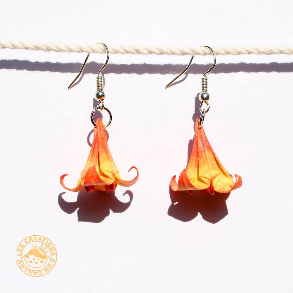 D'autres boucles d'oreilles en origami, toutes simples, avec l'un des premiers modèles que j'ai appris et retenu : la fleur de lys 😊. J'aime les couleurs, j'espère que ça vous plaira 💚

#earrings #handmadeaccessory #Origami #jewellery #dailyart #flowers #colorful #handmade #art