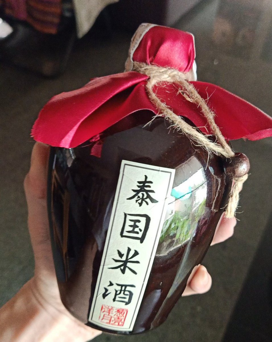 Got some Chinese style liquor that look like it straight from Wuxia story 🍶