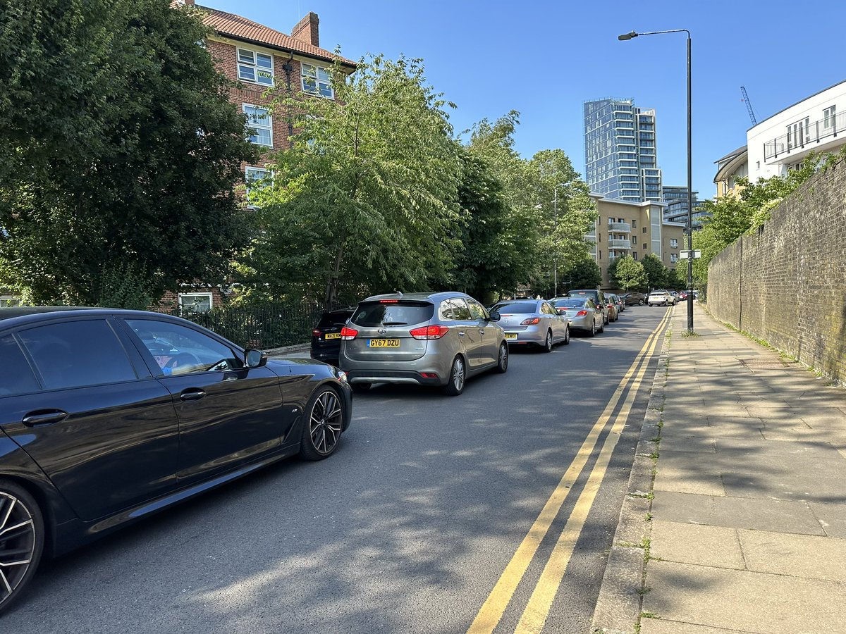 ChrisWapping's tweet image. Why so much #traffic in #Wapping yesterday? Backed up all the way to Wapping High St. Vehicles were not driving to or from Wapping, but using it as a “short cut”, though the route is longer than The Highway. Caused a lot of noise. Do we need the #busgate at the weekend as well?