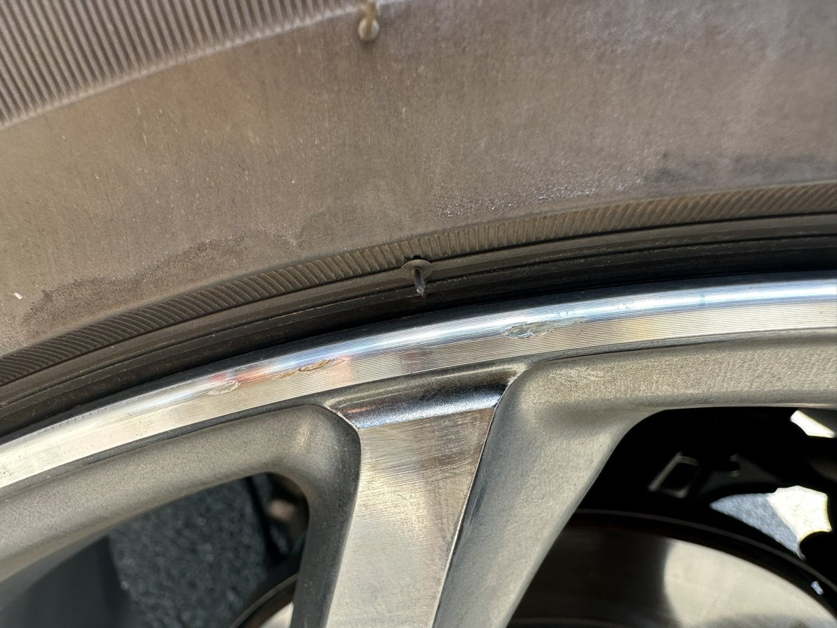 dragon_iba's tweet image. お気に入りのホイール傷つけられた😢
廃番商品で交換できないから絶対に傷つけないように注意して乗ってたのに…
小さな傷かもしれないけどマジ凹む😫

Dでオイル交換頼んだらリフターに擦るって…
どうしてくれるんや…

#Cー01
#VMF