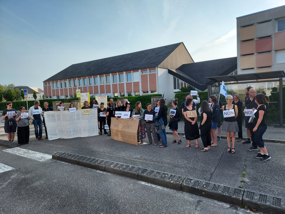 Snes50's tweet photo. 2e grève des enseignants du collège Buhot de Valognes contre la suppression incompréhensible du poste de principal adjoint . Il est temps d'agir @ac_normandie pour rétablir ce poste https://t.co/F1zrgXdbT5