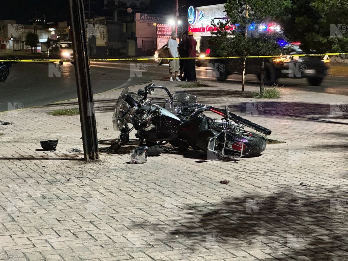 nSaltillo's tweet photo. Un fatal accidente ocurrió hace unos minutos en el cruce del Periférico LEA y la Calzada Antonio Narro, donde una motocicleta, la cual era tripulada por dos personas, presuntamente chocó a alta velocidad contra un camellón al girar del oriente hacia el norte. Ambos hombres salieron disparados, y debido a que ninguno portaba casco de seguridad, uno de ellos murió en el lugar, mientras que el otro resultó gravemente herido y tuvo que ser llevado de urgencia a un hospital. #Saltillo
