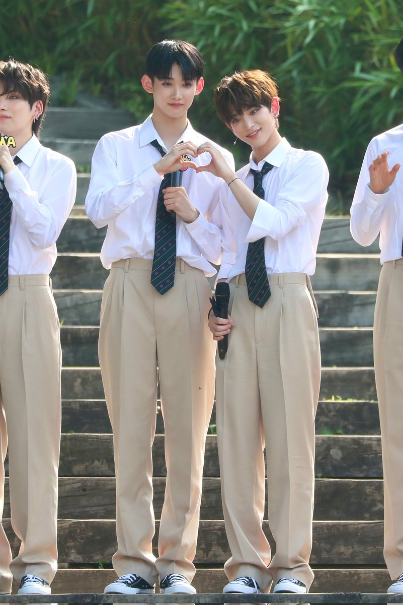 joruapics's tweet photo. their height difference 🥺 https://t.co/1Vv9viLXQk