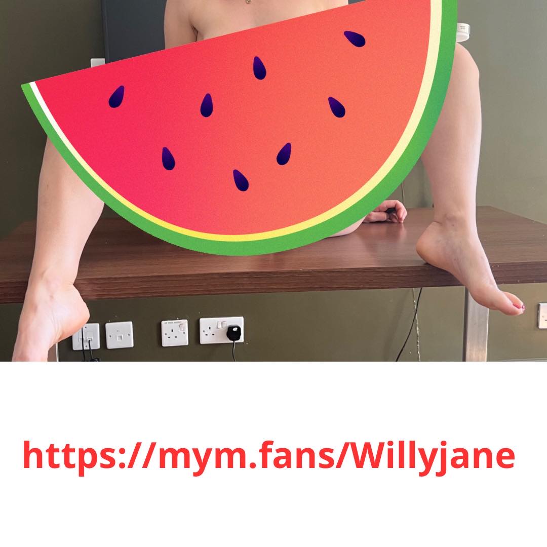 mazcarpez's tweet photo. RT et reçois la photo sans la 🍉 https://t.co/9KBqpUsrFK