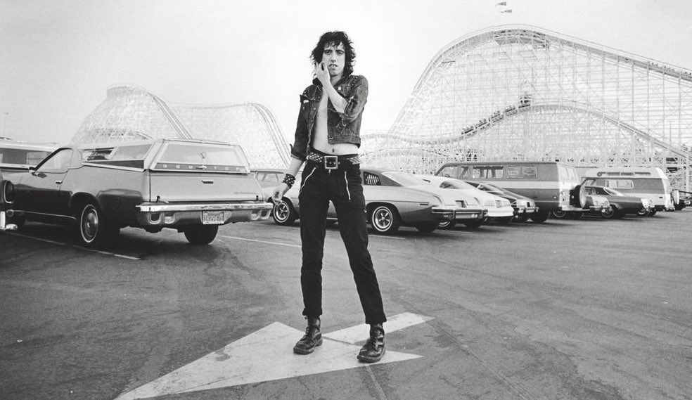 A big Happy Birthday to the one and only Mick Jones, born #OnThisDay in 1955. 

#TheClash #BigAudioDynamite @NewWaveAndPunk  

📷 Magic Mountain, California, 1978 (Hugh Brown).