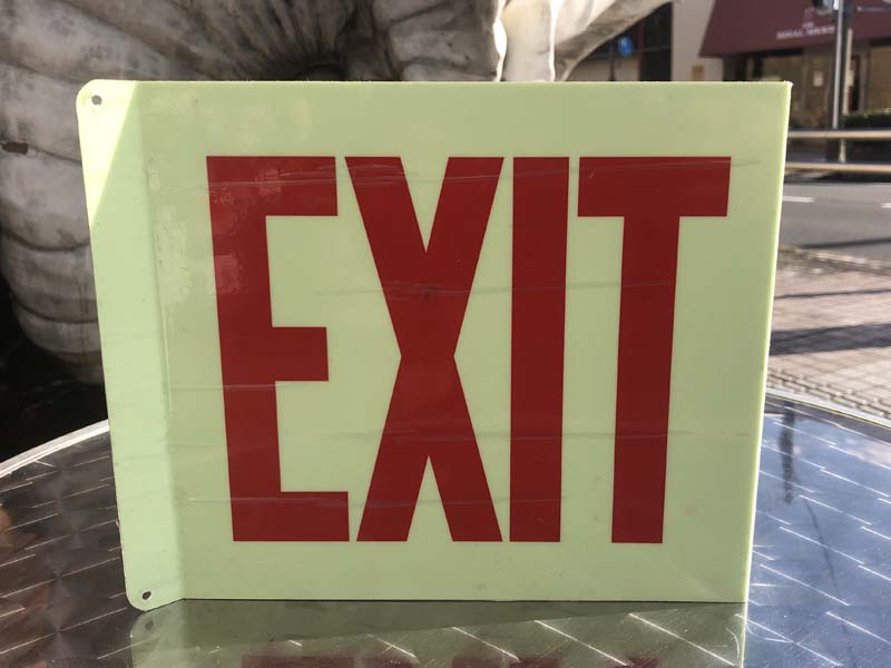 manana_kkkane's tweet image. アメリカのオフィスや店舗等で使用されている3角形型の #EXIT の立体看板 #PROJECTINGSIGN （突き出た看板）3角形なので 左右正面 どの角度からも見やすく看板の部分が　#GlowintheDark なので、暗闇で光る為 真っ暗な状態でも、しっかり存在感！H205×W385×D160mm/アルミ製/Made in USA/￥2000(税込)