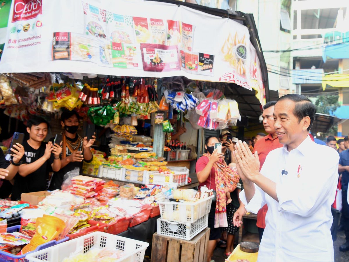 jokowi's tweet photo. Mengunjungi Pasar Palmerah, Jakarta, beberapa hari menjelang Iduladha, saya mendapati kenaikan harga daging ayam yang cukup tinggi hari ini. Bagaimana bisa? Apakah karena pasokannya? Ini yang segera saya cek. https://t.co/9WncaK9Y4t