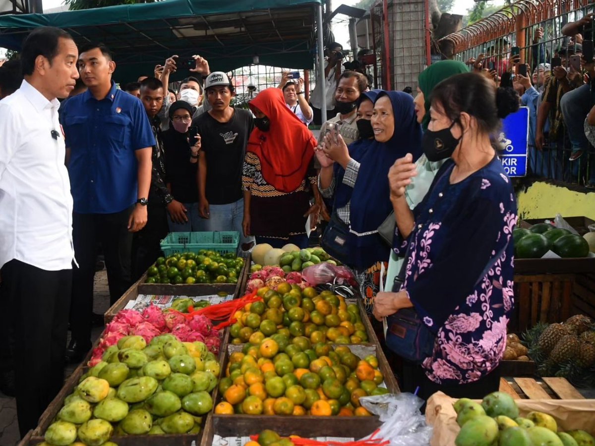 jokowi's tweet photo. Mengunjungi Pasar Palmerah, Jakarta, beberapa hari menjelang Iduladha, saya mendapati kenaikan harga daging ayam yang cukup tinggi hari ini. Bagaimana bisa? Apakah karena pasokannya? Ini yang segera saya cek. https://t.co/9WncaK9Y4t