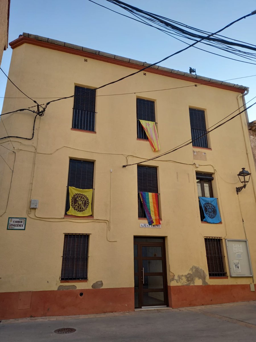 En uns temps en què en alguns llocs prohibeixen banderes, nosaltres la pengem amb més #orgull que mai. Bona setmana de l'Orgull LGTBIQ+ 🏳️‍🌈🏳️‍⚧️