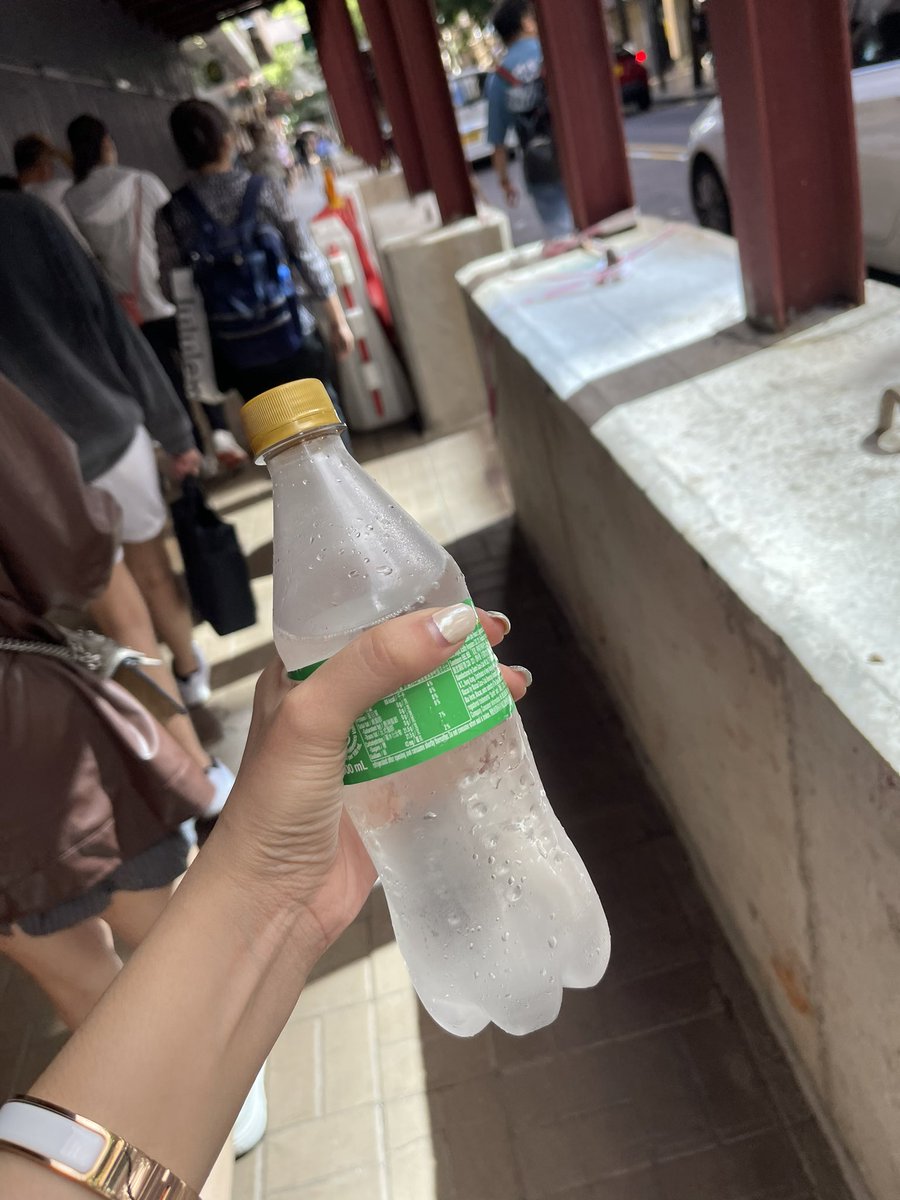 Snack_ajs's tweet photo. ช่วยด้วยน้ำอัดลมขวดละ 70🤣 https://t.co/cBP0KTBYVc