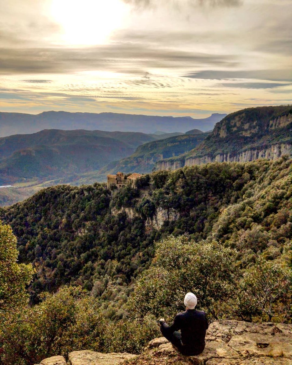 La Ruta dels Barons de #SantaPau és una ascensió al Cim de Finestres, un dels millors miradors de la #Garrotxa! 😍 

Temps: 4h 25 min
Distància: 12 kms
Desnivell: 640 m
Dificultat: moderada

ℹ️ bit.ly/3NDeyoq

📷@jpuigdengolas 

<a href="/visitsantapau/">@visitsantapau</a> #SantaMariadeFinestres