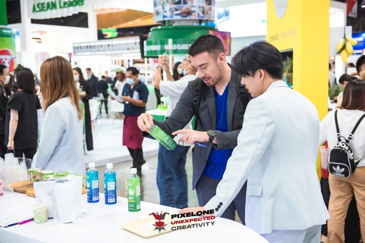 PixelOneEvent's tweet photo. #PixelOneCreateUnexpectedExperience
Sappe ชวนผู้เข้าร่วมงานร่วมลิ้มรสความอร่อยกับเครื่องดื่มต่างๆ พร้อมเปิดประสบการณ์การเข้าถึงแบรนด์สุดล้ำสะท้อนตัวตนความเป็น Sappe ให้ความรู้สึกมุ่งมั่น ท้าทาย กล้าคิด กล้าทำ เพื่อสร้าง Unexpected Experience ให้กับเหล่านักลงทุนทั้งหลาย https://t.co/Xwp9TBDDpU