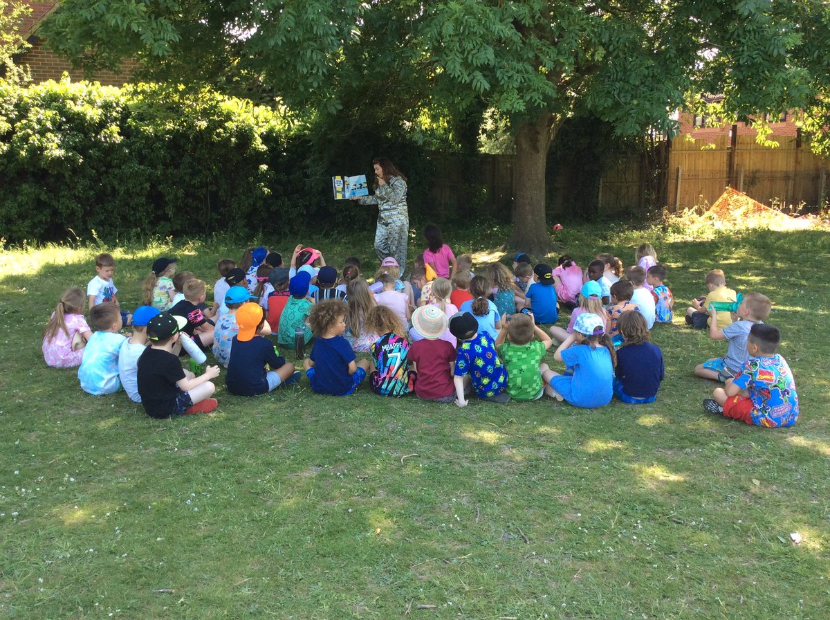 LancotSchool's tweet photo. Year 1 enjoying a range of reading activities during Pyjamarama Day #PyjamaramaDay #LoveReading https://t.co/qKUopeElvS