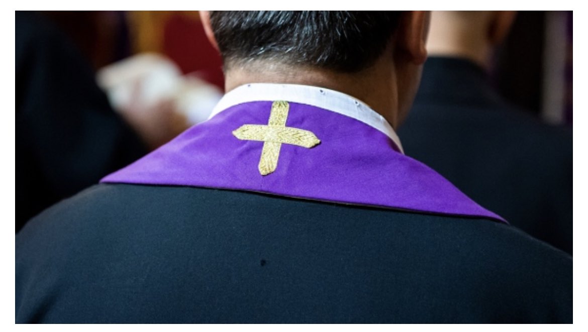 JesusCintora's tweet photo. Era cura y ha sido condenado a 3 años de cárcel por simular la boda de una octogenaria con un muerto para hurtar una herencia de medio millón de euros. Antes, el padre Vargas fue detenido por estafar más de 3,5 millones de euros a ancianas feligresas https://t.co/2iUkq94nTI https://t.co/NJsF6N607E