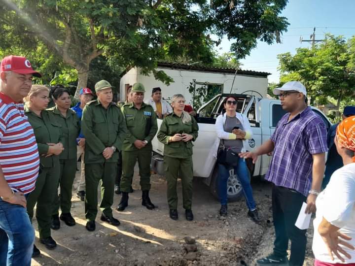 Holaguaa's tweet photo. Rinde cuentas ante el Consejo de Defensa de la provincia nuestro Director General sobre las acciones que se ejecutan en la comunidad de Yaguabo en el municipio Cacocun. https://t.co/sLvkNjs6PG