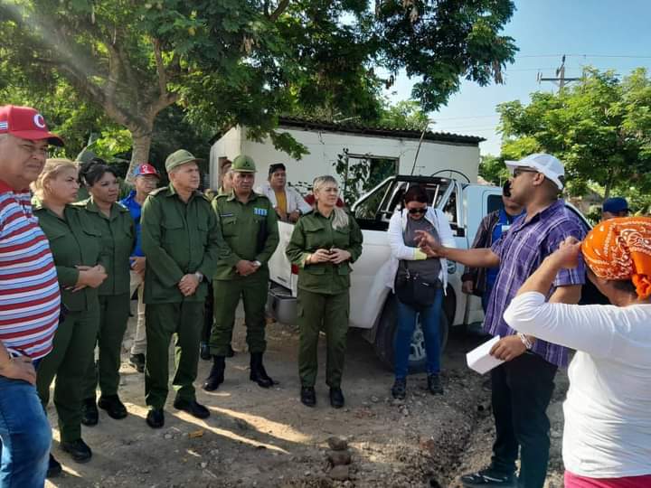 Holaguaa's tweet photo. Rinde cuentas ante el Consejo de Defensa de la provincia nuestro Director General sobre las acciones que se ejecutan en la comunidad de Yaguabo en el municipio Cacocun. https://t.co/sLvkNjs6PG
