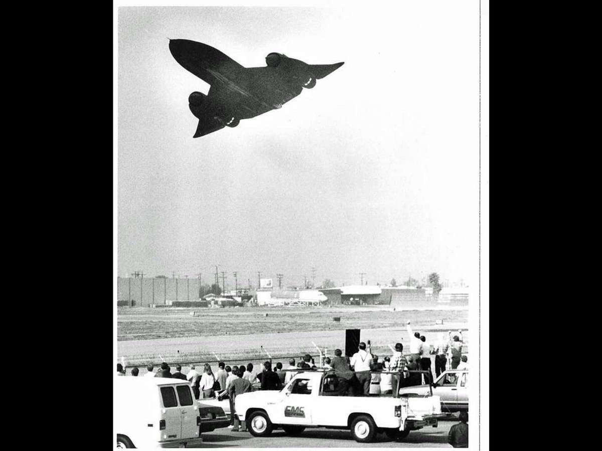 Bye-bye Blackbird.. SR 71 does a final flyby  before retiring in 1990.
Habubrat ~Linda Sheffield 😎