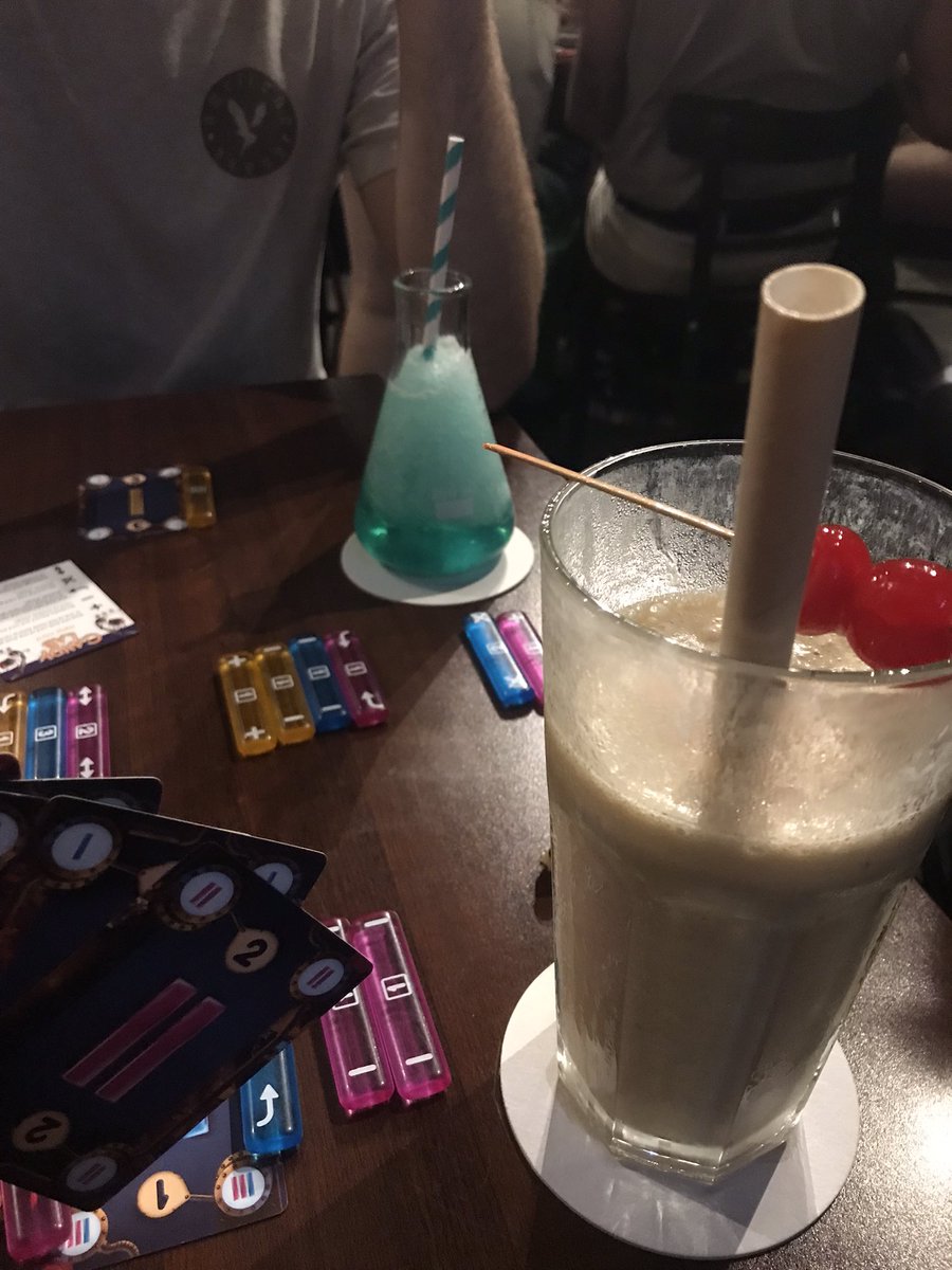Tuvimos una cita en un bar de juegos de mesa y casi terminamos peleados porque don Géminis no soporta perder