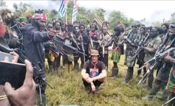 sama_sehend's tweet photo. BREAKING NEWS, PHILIPS MARTHENS DALAM ANCAMAN TEMBAK MATI OLEH TPN-PB OPM.

Mengapa Negara Diam!

Semut di seberang lautan nampak, namun gajah di pelupuk mata tak terlihat.@mohmahfudmd https://t.co/3KPy7pxTaV