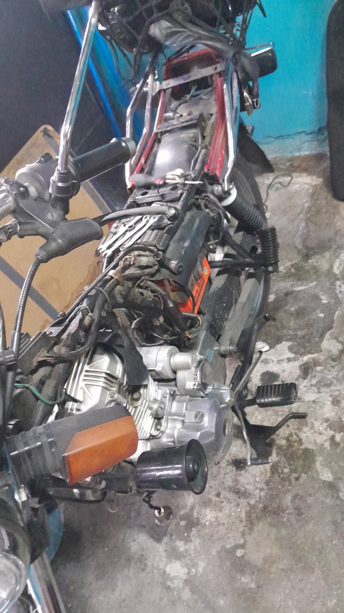 CharlieItcep's tweet image. Seguimos arreglando la moto