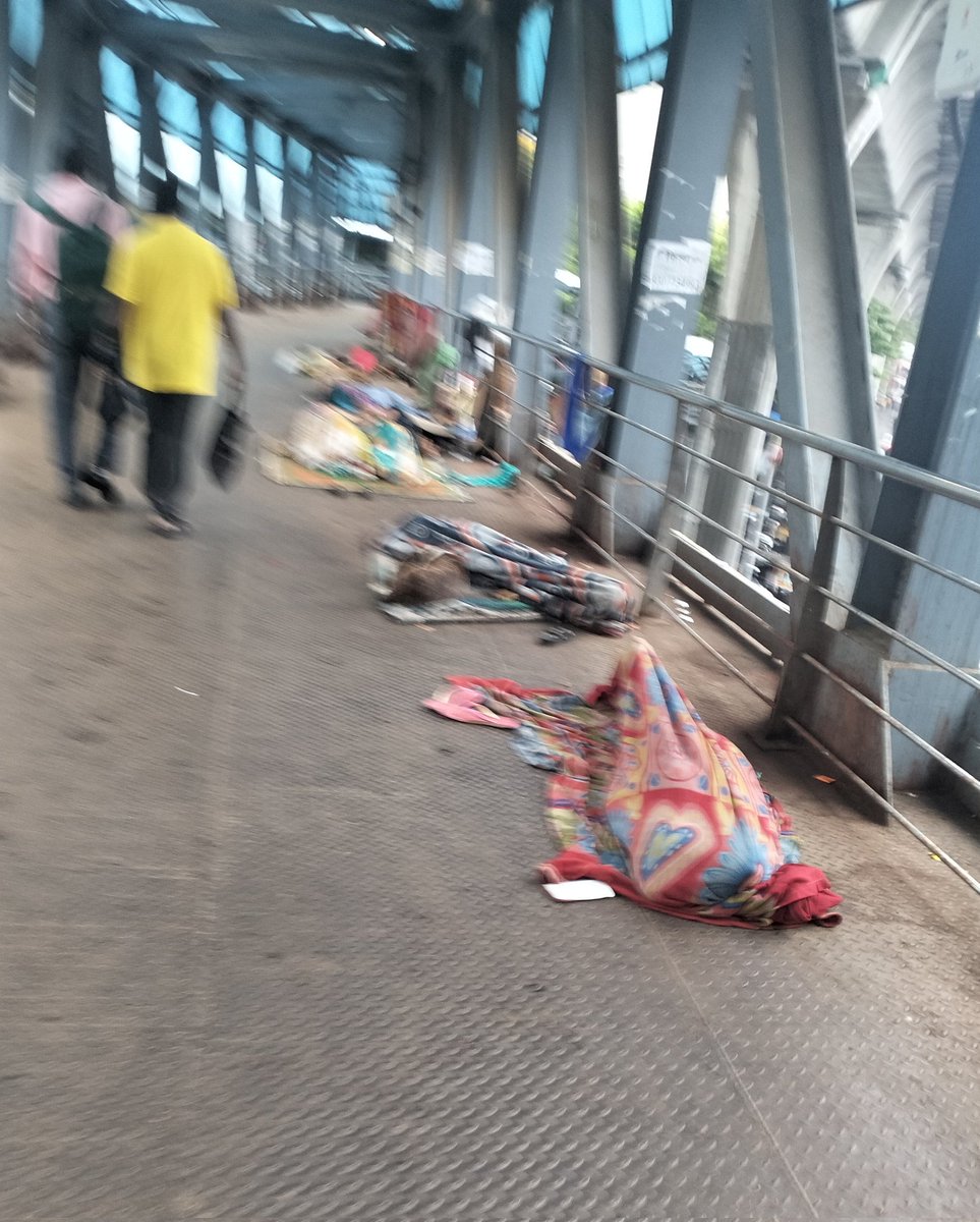 NilDapolikar's tweet image. सांताक्रूझ पूर्व येथील स्कायवॉक वरती अशा प्रकारे लोकांनी झोपण्यास सुरवात केली आहे....हा स्कायवॉक चालण्यासाठी आहे की ह्या लोकांना झोपण्यासाठी..@mybmc @MMRDAOfficial @mybmcWardHE  कायमस्वरूपी कारवाई होईल का ????