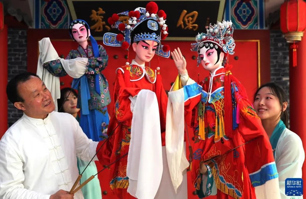 #好客山东 #传统文化 
山东莱西是中国木偶艺术的发源地，著名的“木偶之乡”。拥有两千多年历史的山东省级非物质文化遗产“莱西木偶戏”，近几年从一息尚存到发展壮大，进而成为莱西一张闪亮的“文化名片”。