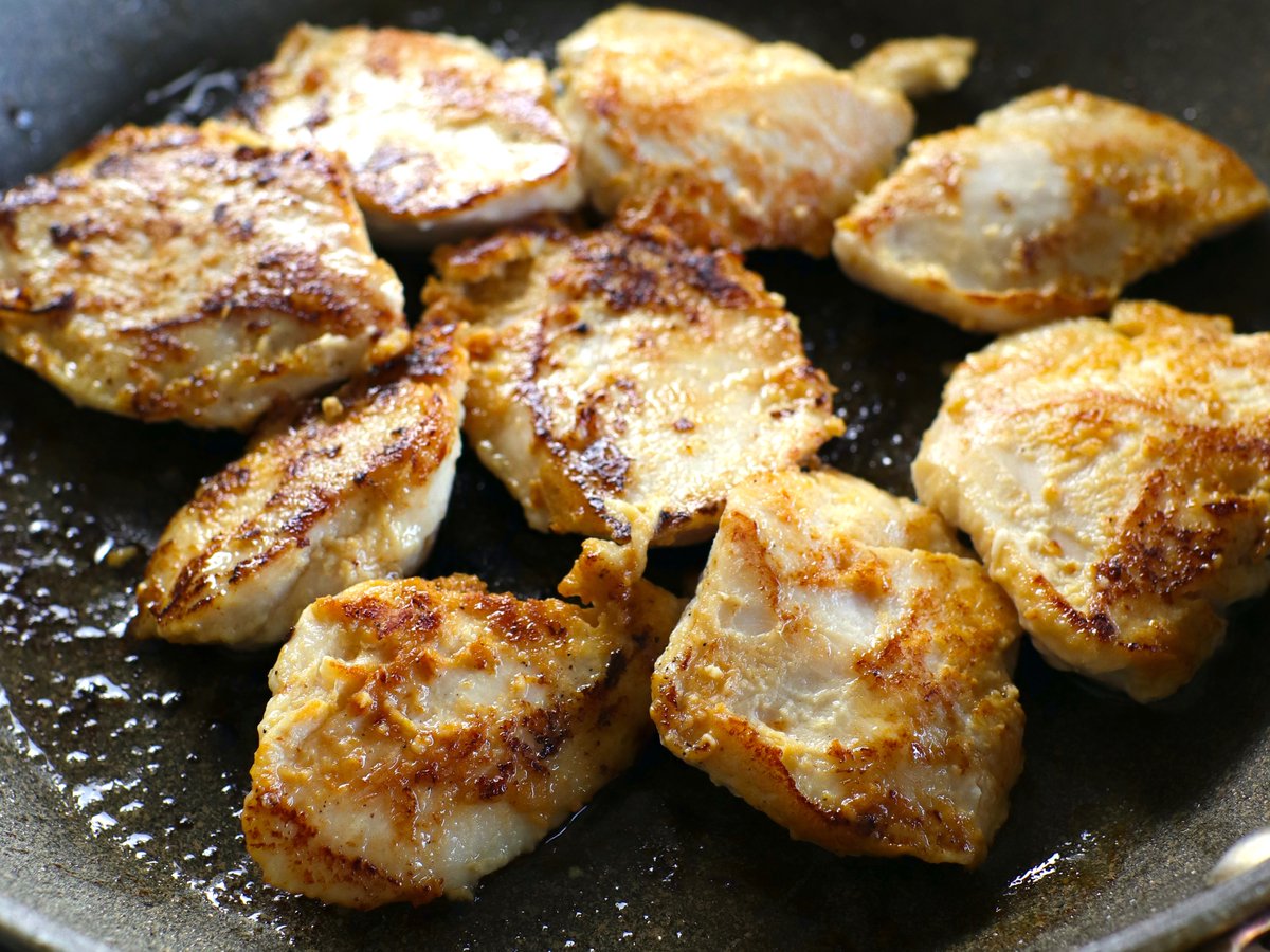 gucci_fuufu's tweet photo. 鶏むねって安いし大好き♪
みそマヨ味でごはんが進む！

【鶏むねチキンのみそマヨ焼き】

塩、こしょう、酒で下味した鶏むねにマヨネーズ、みそ、にんにくもみこむ。アスパラは焼く。鶏むねをじっくり焼いて盛り付け。

しっとりやわらかにするポイントは、もみこむこと！

詳しいレシピ👇 https://t.co/Qc2mwQpueZ