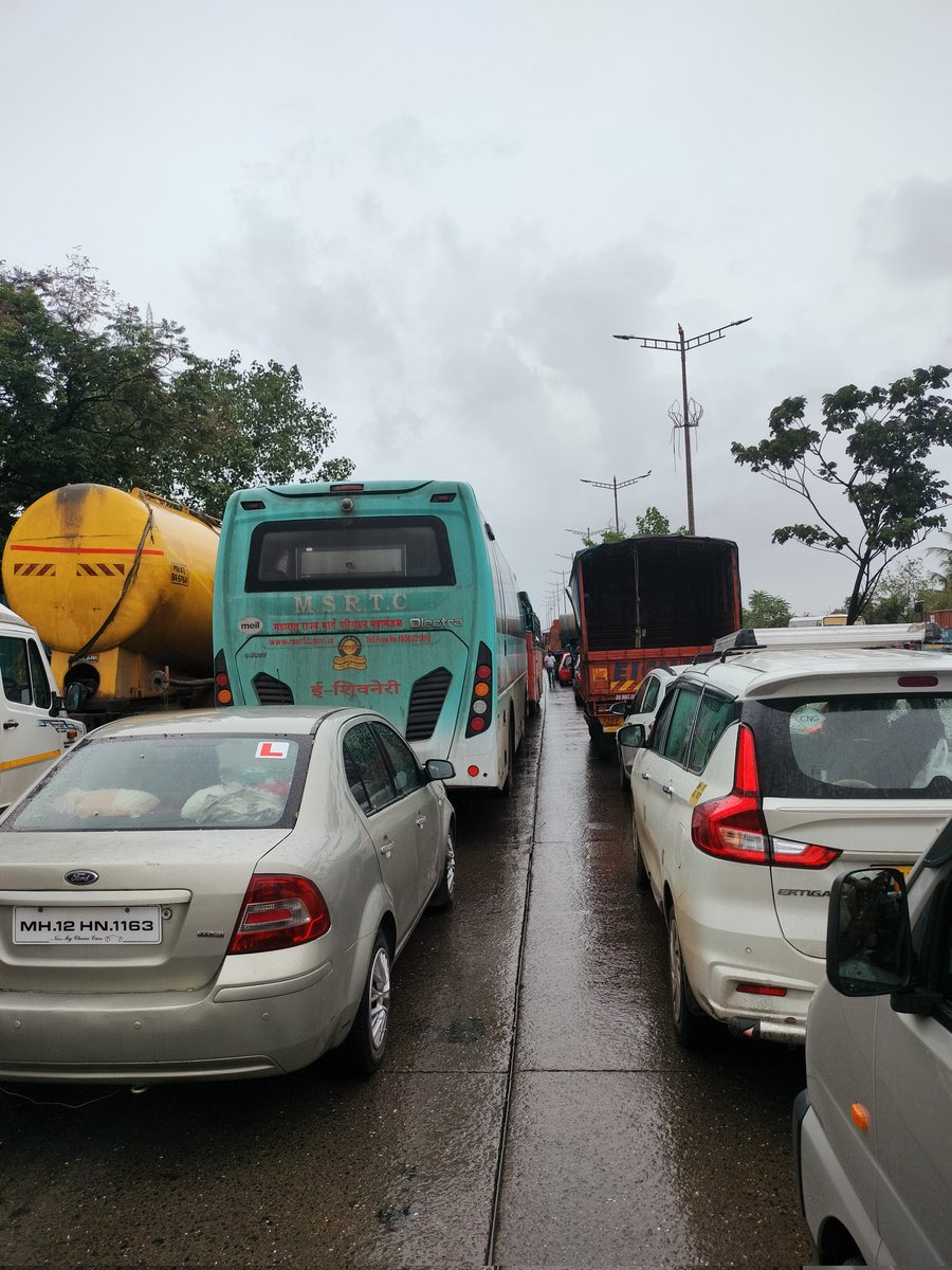 If you are planning to travel via Vashi. Plan your travel, due to a road accident road is completely blocked since 7 AM and it's not cleared yet #mumbaitraffic <a href="/mumbaitraffic/">Mumbai Traffic</a> <a href="/Mumbaitrainupd8/">Mumbaitrainupdates™🐦🇮🇳</a>