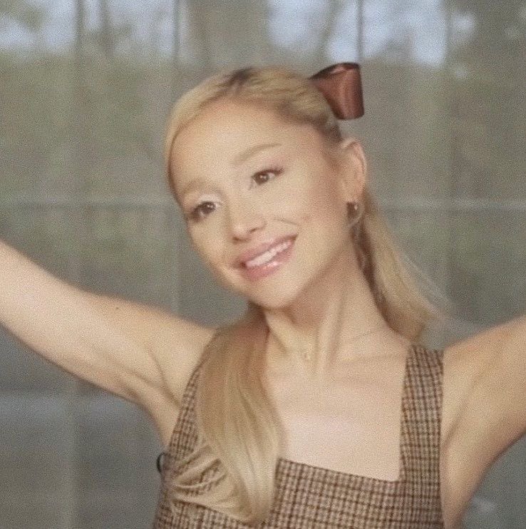 statsarianag's tweet photo. Feliz cumpleaños a Ariana Grande!

una de las cantantes más importantes de la industria musical en la última década, haciéndose querer con sus impresionantes canciones. #HappyBirthdayAriana https://t.co/T9SlVfEigD