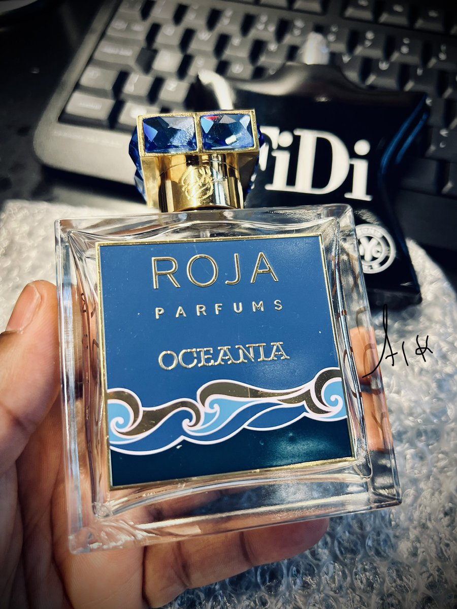 #SOTN #fragrance #fragranceaddict #fragrancelover #tojaparfums #FragHead #fragrancecollection #bondno9

Bond No9 - Fidi last night, total banger & a bit of Roja - Oceania to start the week.