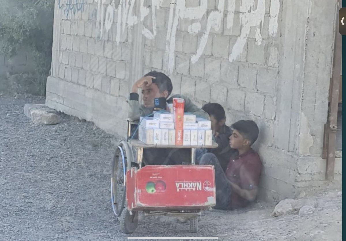 A young man with special needs from the Hamar al Ali area in the western #Deirezzor countryside sells smokes in order to support his family despite the circumstances in the area.
#Syria #SDF #Syrianarmy🇸🇾