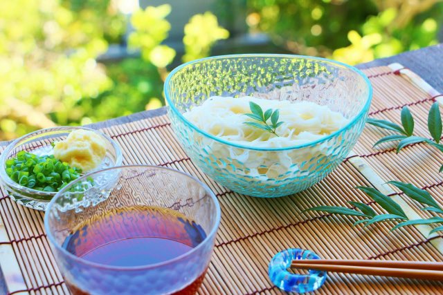 日本には夏を涼しく過ごすための文化があります☺️視覚からも涼を感じて🎐✨今年も暑い夏を乗り越えましょう☀️🍉
Japan has a culture of staying cool in the summer.🌻Feel the coolness through your senses of sight, hearing, and taste. 🎐Summer is coming soon.🏝️🏄‍♀️⭐️