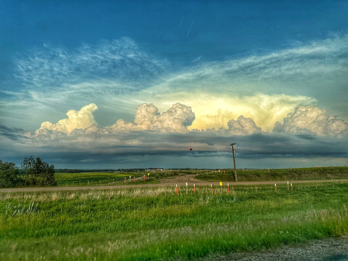 LeanneDelong's tweet image. This was a fun cloud to see on our drive out of Edmonton. ☁️ #clouds #stormcloud #thundercloud #fx_hdr #hdrphoto #yeg #yegwx