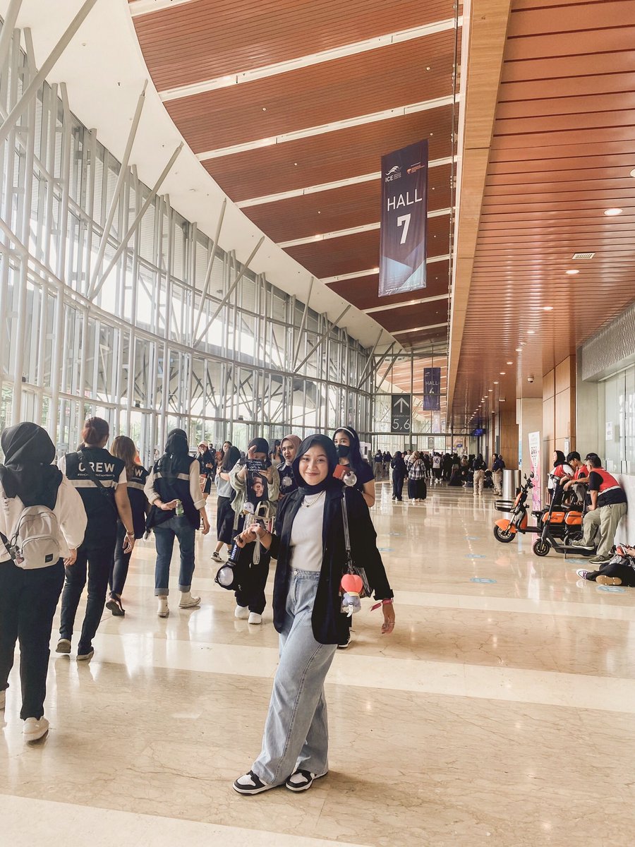 flowersbby_'s tweet photo. nitip ya buat” kenang-kenangan di sini 🥹
💜 27-05-2023 jakarta 💜 akhirnya bisa liat langsung #agustD walaupun masih jarak jauh tapi euphoria dtp bgt 🥹🫰🏻
#AgustD_SUGA_Tour #AgustD_SUGA_Tour_in_Jakarta
ini jadi first kpop concert kuu.. lgs bisa ketemu #agutsd @BTS_twt 🥹 https://t.co/xfLgz5uZf9