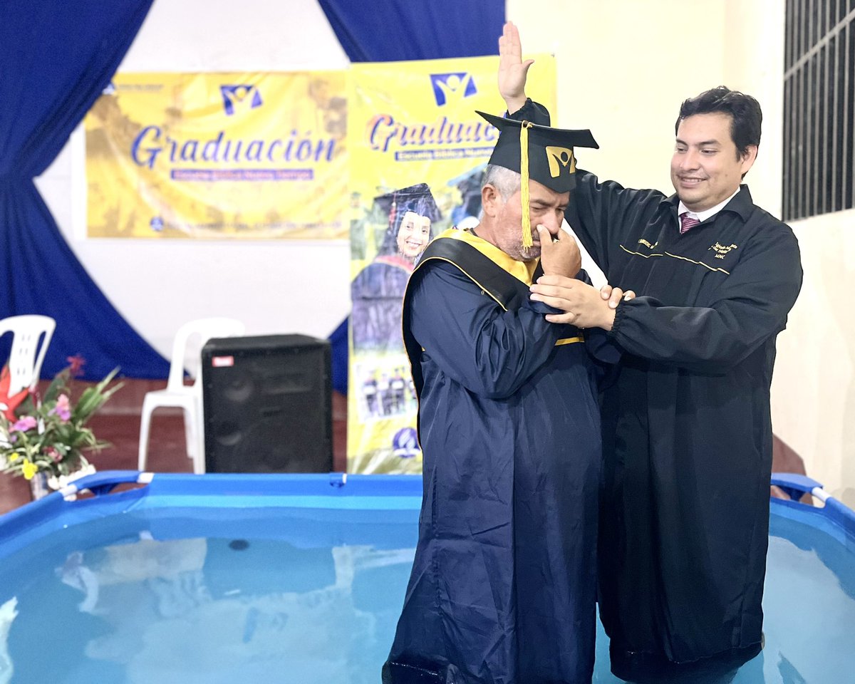 PrArlesPenha's tweet photo. JUNTOS POR LOS #3Dígitos 💯 
Alfonso forma parte de las primicias de las 100 personas que se entregarán a Jesús por medio del bautismo en #MisiónCaleb. Él encontró a Jesús después de estudiar el curso #EnseñanzasDeJesús. 
#MNO https://t.co/KirDOOT3ZU