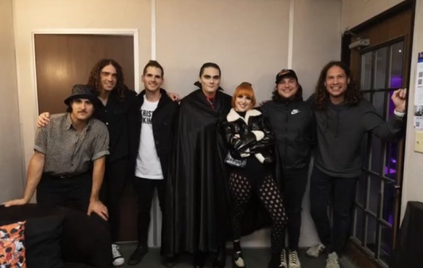 mcrpissr's tweet photo. everybody moved on, i stayed here https://t.co/RxmyUkUzom