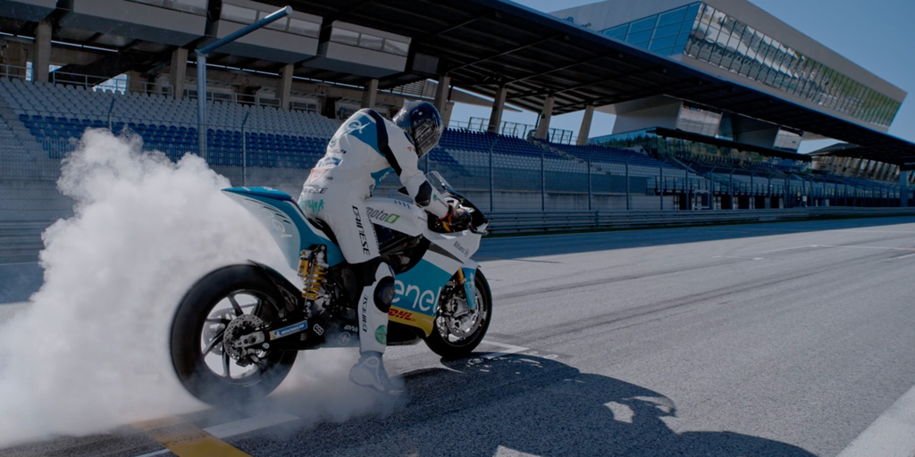 Splice_CN's tweet image. 伦敦导演Anton Nelson讲述自己十六岁时离开高中，帮助开拓现场音乐电影摄影的故事。他拍摄过的节目多种多样，其中包括Britney Spears的音乐会、赛车运动，以及The North Face品牌的滑雪影片等。点击链接阅读完整故事：splicecommunity.com/cn/artists/ant…