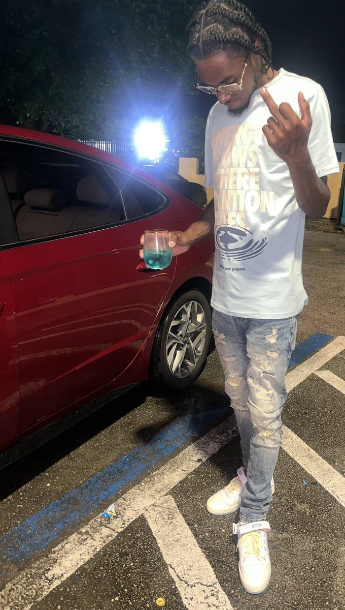 MoneyManBoots's tweet photo. I did everything but hate!! More life more blessings #CheersTo25 ♋️💯🍾 https://t.co/AmshrUpnfc