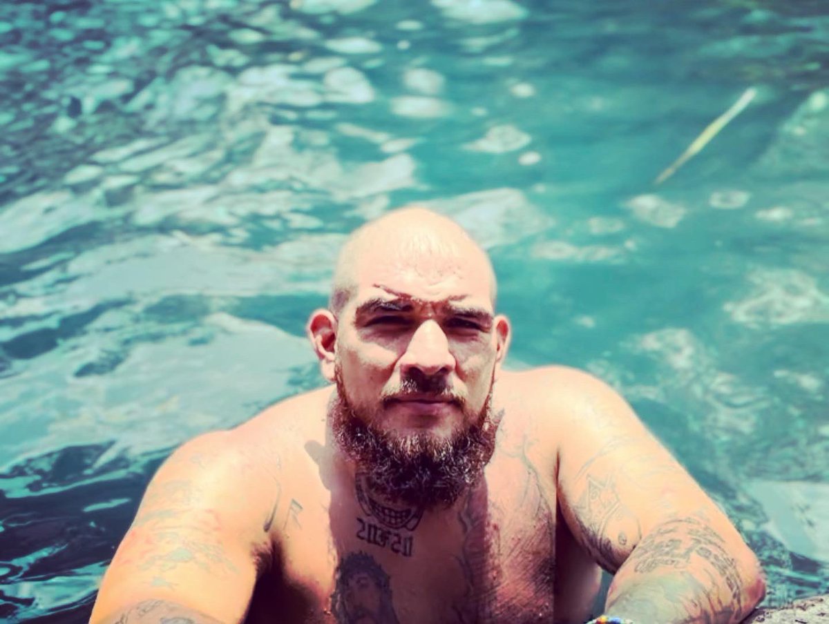 freserojr_vip's tweet photo. Hoy toco sesión con mi fotógrafa 😍🔥🍓📸
El rey de la vecindad 🚫
Puro negocio traumado ✅
#asinomas #picoftheday #igphoto #iphonography #mexico #lasestrellas #lasestacas #rio https://t.co/mFtOWeWK5L