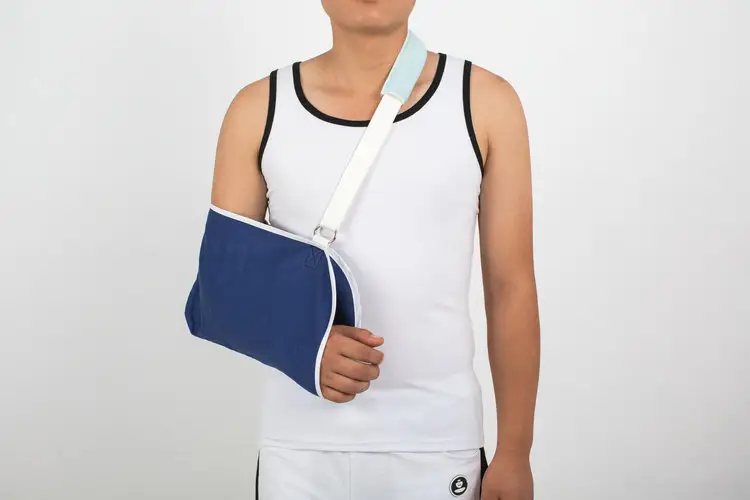 Kelly14537874's tweet photo. Medical arm sling brace for arm and shoulder 
 #armsling #fractures #sprains #surgery #arm #hand
 #armsling #shoulderpain #sprains #surgery #arm #hand #hurt #health https://t.co/qTnRep3OS1
