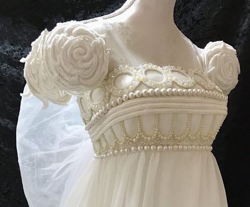 1992년 디올의 '팔라디움'. 19세기 초 신고전주의의 엠파이어 실루엣을 바탕으로 마치 고대 그리스 신전의 기둥을 옮긴 듯한 건축미마저 느껴진다. 마치 대리석처럼 단단해 보이다가도 곧게 흐르는 쉬폰에서 느껴지는 부드러운 균형에 어쩌면 모든 디자인의 근원은 같을지도 모른단 생각이 감히 든다.