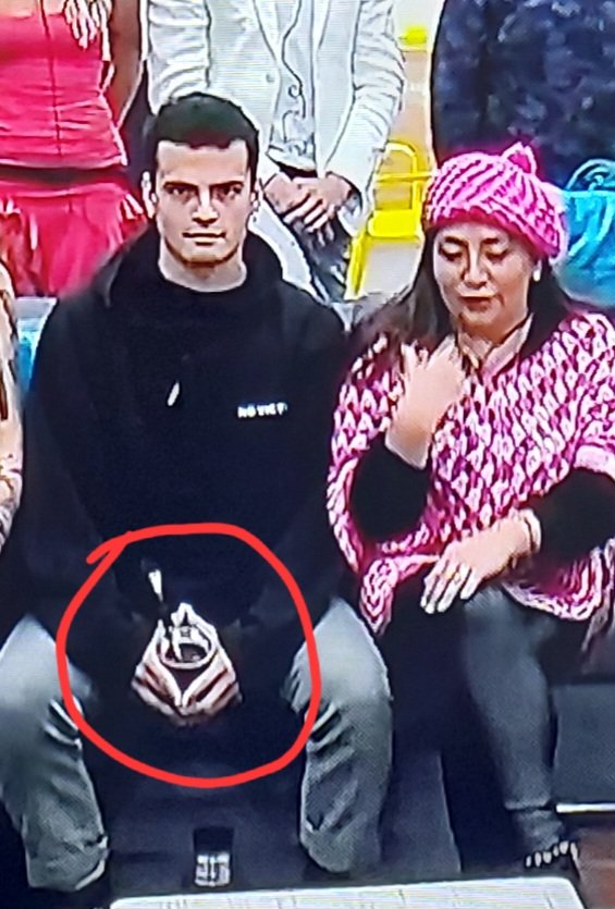 jeanettesantand's tweet image. #Benja con las manos en V o flecha, según él es para transmitir liderazgo, autoridad y confianza.
Usa el mate para disimular la postura....Al gurú, esa postura zen no le servirá mucho...😂😂😂😂😂 #GranHermanoCHV #Benjamin #GranHermano