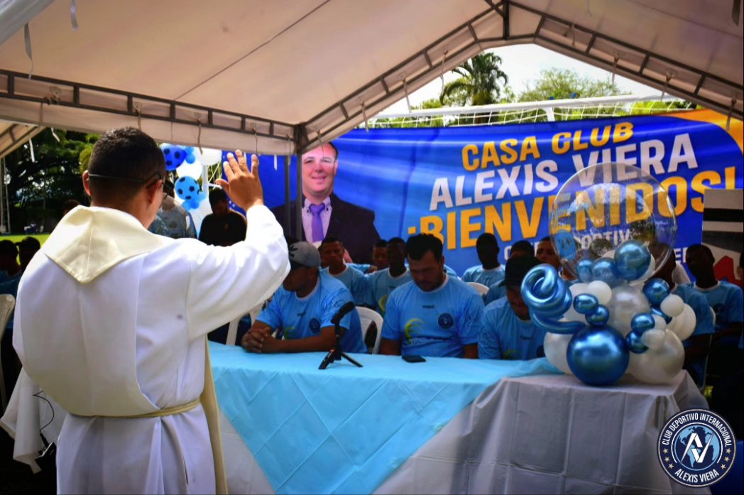 EdeArquerosAV's tweet photo. 💙CON EL CORAZÓN CELESTE 💙
HOY DIMOS APERTURA OFICIAL A UN CAMINO LLENO DE ÉXITOS 🏆.
GRACIAS A TODOS LOS QUE ASISTIERON, ESTO NO SERÍA POSIBLE SIN USTEDES.
¡BIENVENIDOS A LA CASA CLUB ALEXIS VIERA!
#CorazonCeleste #SosUnGanador https://t.co/11tN4Zckil
